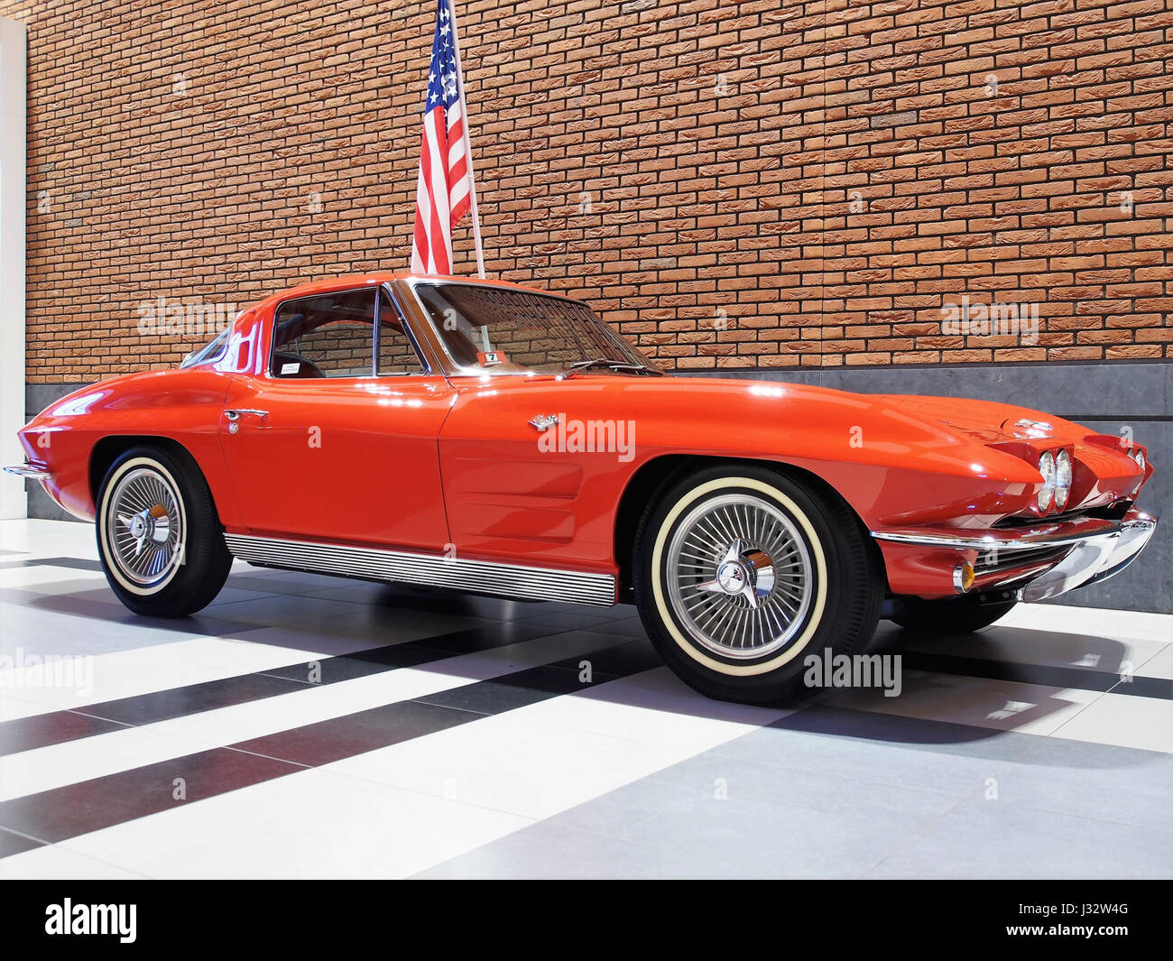 Der 1963 Chevrolet Corvette Sting Ray Split Window ist ein klassischer amerikanischer Sportwagen mit 5,4-Liter-V8-Motor, 250 PS und einer Höchstgeschwindigkeit von 184 km/h. Stockfoto