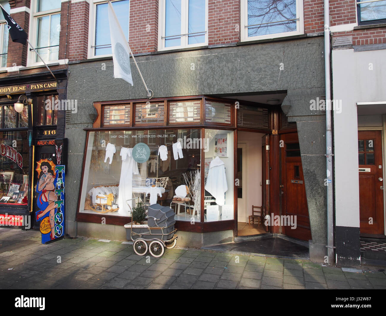 Das Ceintuurbaan 414, ein Standort in Amsterdam, verfügt über eine Art déco-Ladenfront für den „Kids to Kids“-Store. Dieses Geschäft ist bekannt für seine Kinderbekleidung und Accessoires. Der Art déco-Stil verleiht dem Erscheinungsbild des Geschäfts eine unverwechselbare Ästhetik. Stockfoto