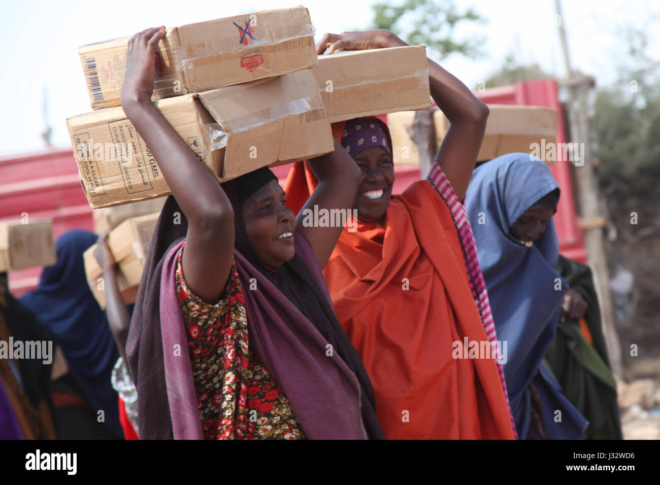 Am 15. Januar 2017 erhielten die Einwohner Goobweyns Nahrungsmittelhilfe, die von den Äthiopischen nationalen Verteidigungskräften (ENDF) verteilt wurde, die als Teil der Mission der Afrikanischen Union in Somalia (AMISOM) operierten. Die Hilfe war Teil der Bemühungen zur Unterstützung lokaler Gemeinschaften in der Region Lower Jubba in Somalia während des anhaltenden Konflikts. Stockfoto