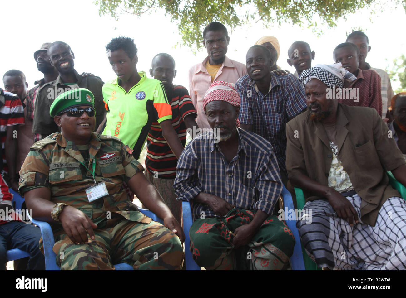 AMISOM äthiopischen National Defense Forces Commander, Col Regassa Tesfaye, sitzt mit den Empfängern der Nahrungsmittelhilfe, gespendet von AMISOM in Goobweyn, Somalia, am 15. Januar 2017. AMISOM Foto / Awil unterstützt Stockfoto