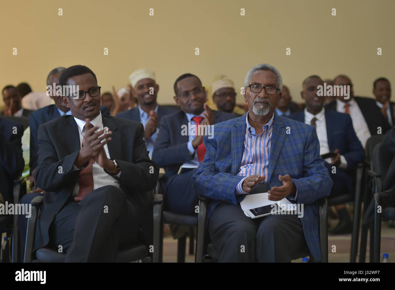 Der neue Sprecher des Oberhauses, Abdi Hashi Abdullahi, setzt mit der neuen 1. stellvertretende Sprecher des Oberhauses, Abukar Mohamed Ahmed Bukhaari, Zusammensitzen nach dem Sieg bei Wahlen in Mogadischu, Somalia, am 22. Januar 2017. AMISOM Foto / Tobin Jones Stockfoto