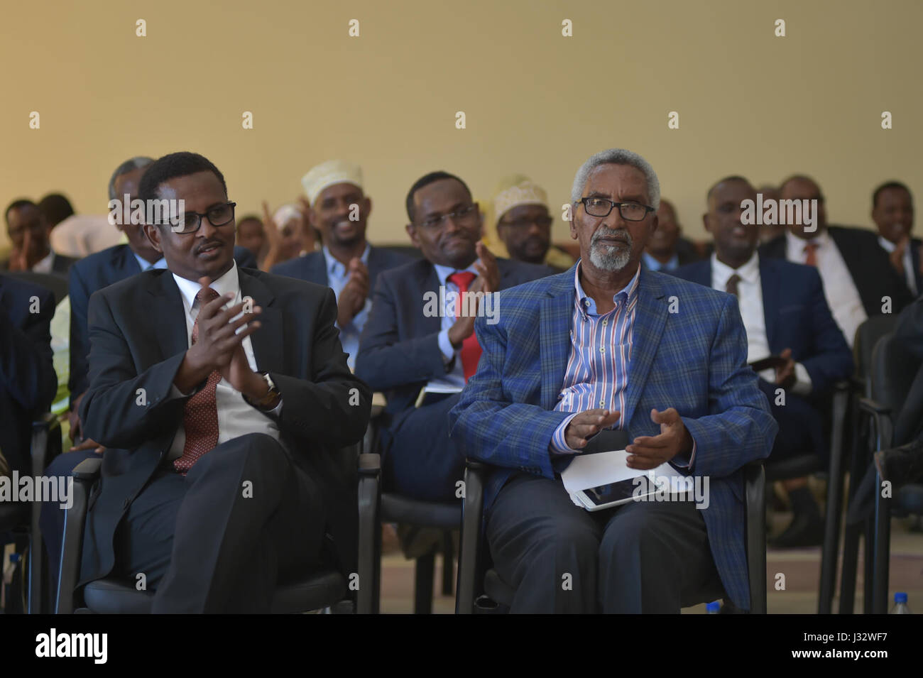 Dieses Foto zeigt Abdi Hashi Abdullahi und Abshir Mohamed Ahmed Bukhaari, neu gewählte Beamte im Oberhaus Somalias, nach ihrem Sieg bei den Wahlen im Januar 2017 in Mogadischu. Stockfoto