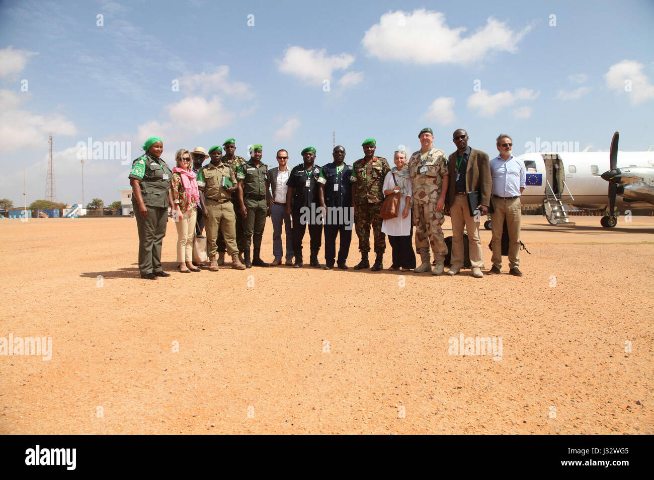 Offiziere aus Mission der Afrikanischen Union in Somalia (AMISOM) und eine Delegation der Europäischen Union stellen für ein Gruppenfoto während eines Besuchs in Kismayo, Somalia, am 25. Januar 2017. AMISOM Foto Stockfoto