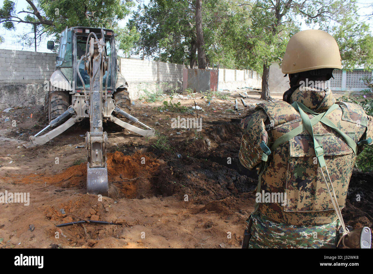 Soldaten aus dem ugandischen Kontingent unter Mission der Afrikanischen Union in Somalia (AMISOM) arbeiten an der Drainage-System von Madina Hospital in Mogadischu auf 5. Februar 2017 als Teil der Tarehe Sita-feiern, die die Bildung von der ugandischen Armee ist die ugandische Menschen Defence Forces (UPDF) am 6. Februar 1981 erinnert. AMISOM Foto / Raymond Baguma Stockfoto