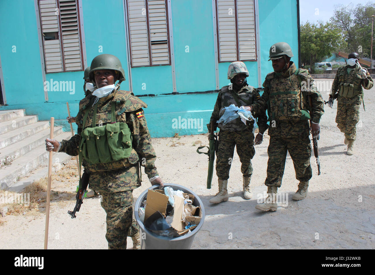 Soldaten aus dem ugandischen Kontingent unter Mission der Afrikanischen Union in Somalia (AMISOM) Reinigen der Madina Hospital in Mogadischu auf 5. Februar 2017 zusammengesetzten als Teil der Tarehe Sita-feiern, die die Bildung von der ugandischen Armee ist die ugandische Menschen Defence Forces (UPDF) am 6. Februar 1981 erinnert. AMISOM Foto / Raymond Baguma Stockfoto