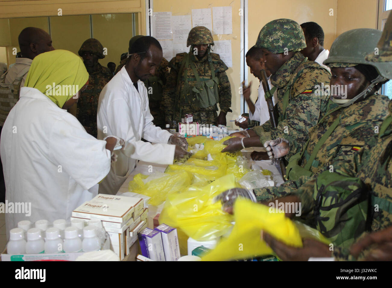 Somalische und ugandische Ärzte arbeiten am 5. Februar 2017 im Madina Hospital in Mogadischu während der Tarehe Sita Feiern zusammen, die die Bildung der ugandischen Volksverteidigungskräfte (UPDF) ehren. Die Ärzte leisteten während dieser wichtigen Gedenkveranstaltung wesentliche Gesundheitsdienstleistungen. Stockfoto