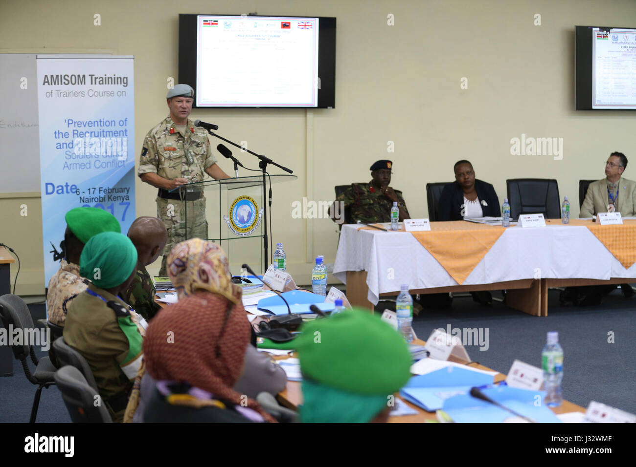 Colonel Richard Leakey, Kommandant des British Peace Support Team-Eastern Africa, führte am 6. Februar 2017 einen Trainerkurs in Nairobi, Kenia, durch. Der Kurs konzentrierte sich auf die Verhinderung der Rekrutierung und des Einsatzes von Kindersoldaten in bewaffneten Konflikten. Stockfoto