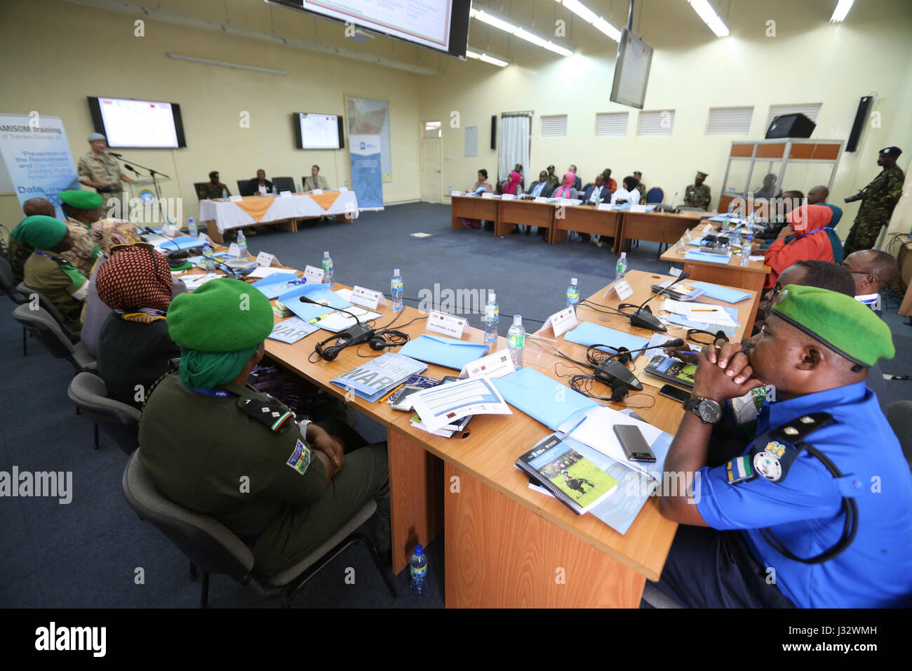 Oberst Richard Leakey (links), Kommandant des British Peace Support Team-Ostafrika, spricht während einer Trainingsveranstaltung in Nairobi (Kenia) an die Teilnehmer. Im Mittelpunkt der Sitzung stand die Verhütung der Rekrutierung und des Einsatzes von Kindersoldaten in bewaffneten Konflikten. Stockfoto