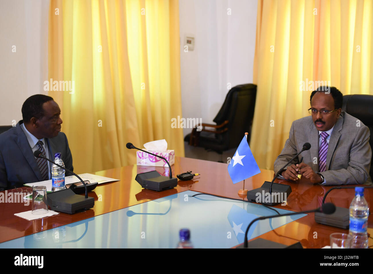 Der neu gewählte Präsident von Somalia, Mohamed Abdullahi Farmajo (rechts) bei einem Treffen mit dem Sonderbeauftragten für die Afrikanische Union Kommission Vorsitzenden (SRCC) für Somalia, Botschafter Francisco Madeira in Villa Somalia am 18. Februar 2017.  AMISOM Foto / Ilyas Ahmed Stockfoto