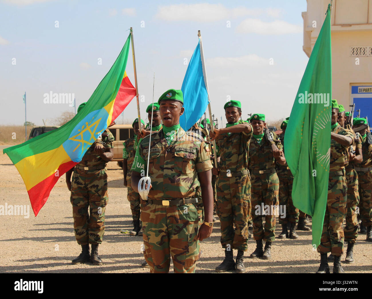 AMISOM-Soldaten aus der äthiopischen nationalen Verteidigungskräfte montieren eine Ehrenwache für AMISOM Kraft Kommandeur Generalleutnant Osman Noor Soubagleh während eines Besuchs in Baidoa, Somalia am 19. Februar 2017.  AMISOM Foto/Abdikarim Mohamed Stockfoto