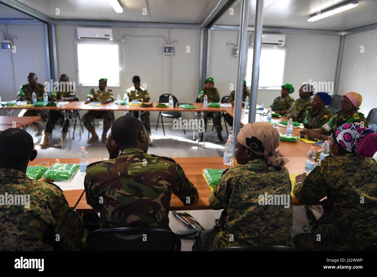 AMISOM Offiziere folgen Verfahren während der Abschlussfeier der eine Lehrwerkstatt für AMISOM Gender Focal Point Personen aus den verschiedensten Branchen in Mogadischu am 21. Februar 2017. AMISOM Foto / Ilyas Ahmed Stockfoto