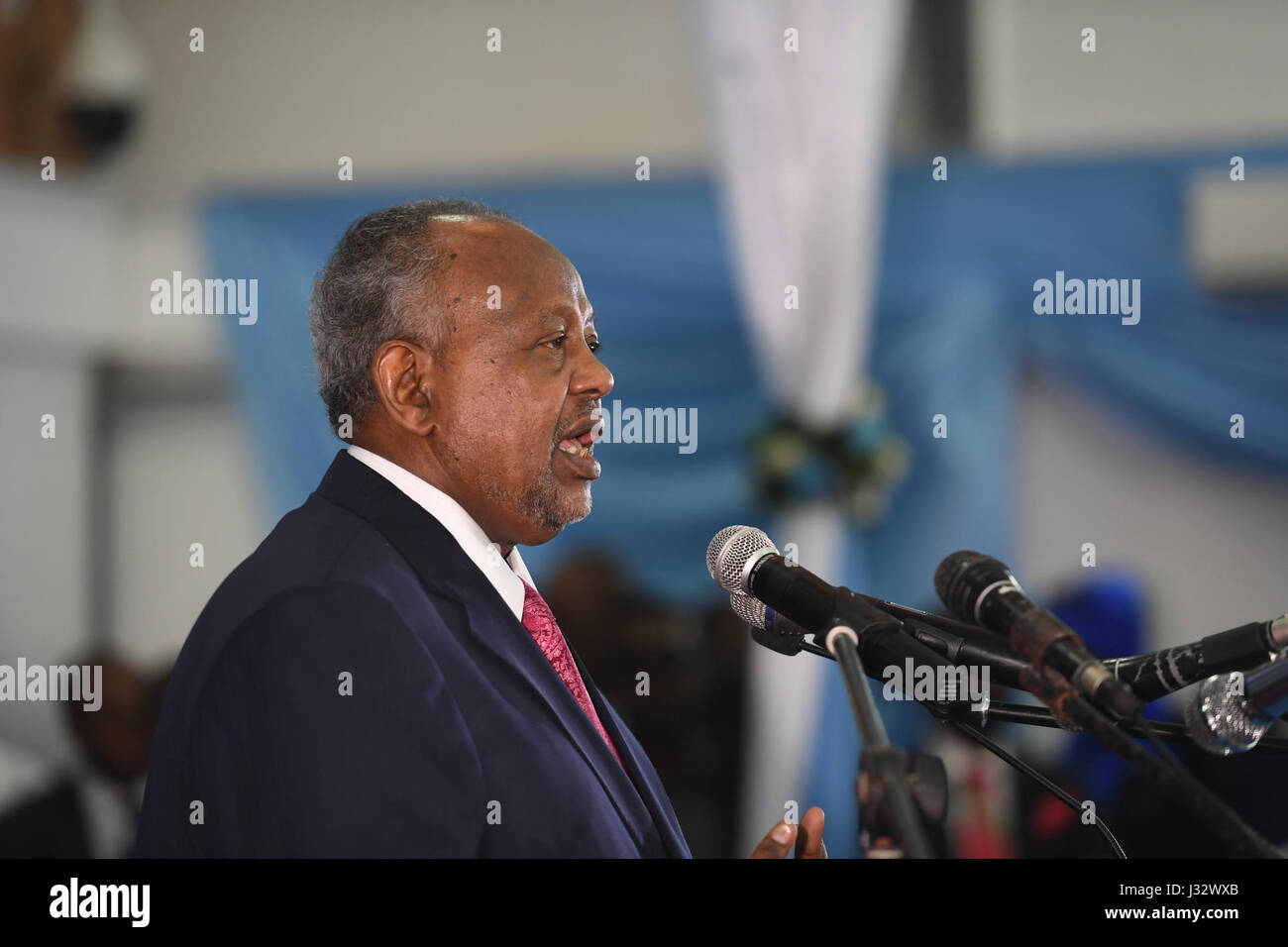 Der Präsident von Dschibuti spricht Ismail Omar Guelleh während der Einweihung von des Somalias neu gewählte Präsident Mohamed Abdullahi Farmaajo in Mogadischu am 22. Februar 2017. AMISOM Foto / Ilyas Ahmed Stockfoto