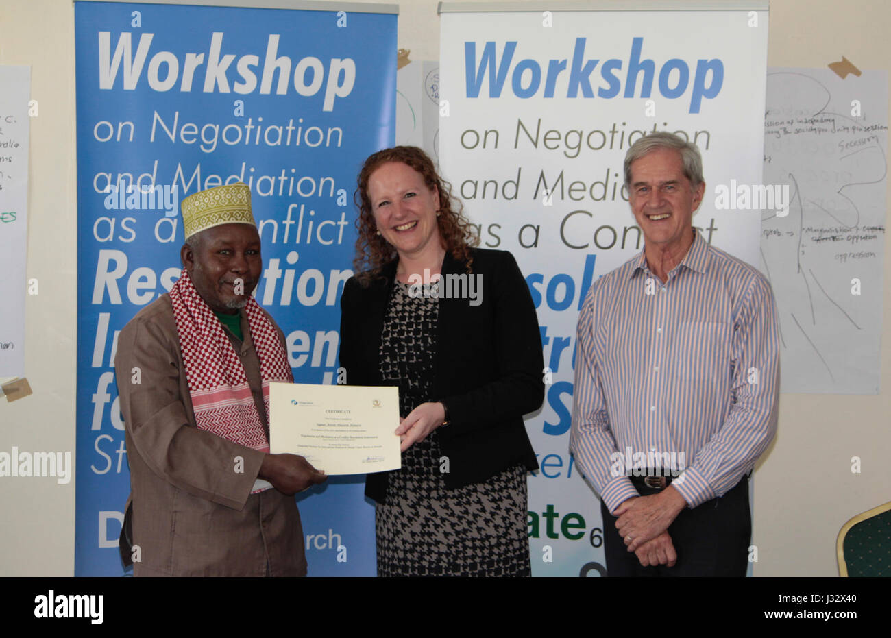 Ugaas Awesi Honero, ein Missionar aus Somalia, erhält ein Zertifikat von Judith van Den Boogert, Lead Trainer und Clingendael Vertreter und Roelf Meyer Lead während der Clossing Zeremonie der Amisom Schulungen für Verhandlungen und Mediation als ein Instrument der Konfliktlösung im KCB Leadership Centre in Karen am 8. März 2017. Foto/Fredrick Omondi Stockfoto