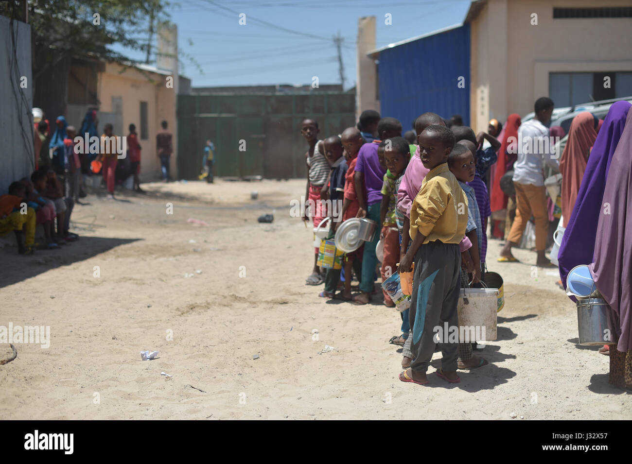 Kinder Line-up an eine Fütterung Centre in Mogadischu, Somalia, am 9. März 2017. Somalia ist derzeit in einer schweren Dürre und möglicherweise am Rande einer Hungersnot, wenn nicht dringende humanitäre bald gehandelt wird. AMISOM Foto/Tobin Jones Stockfoto