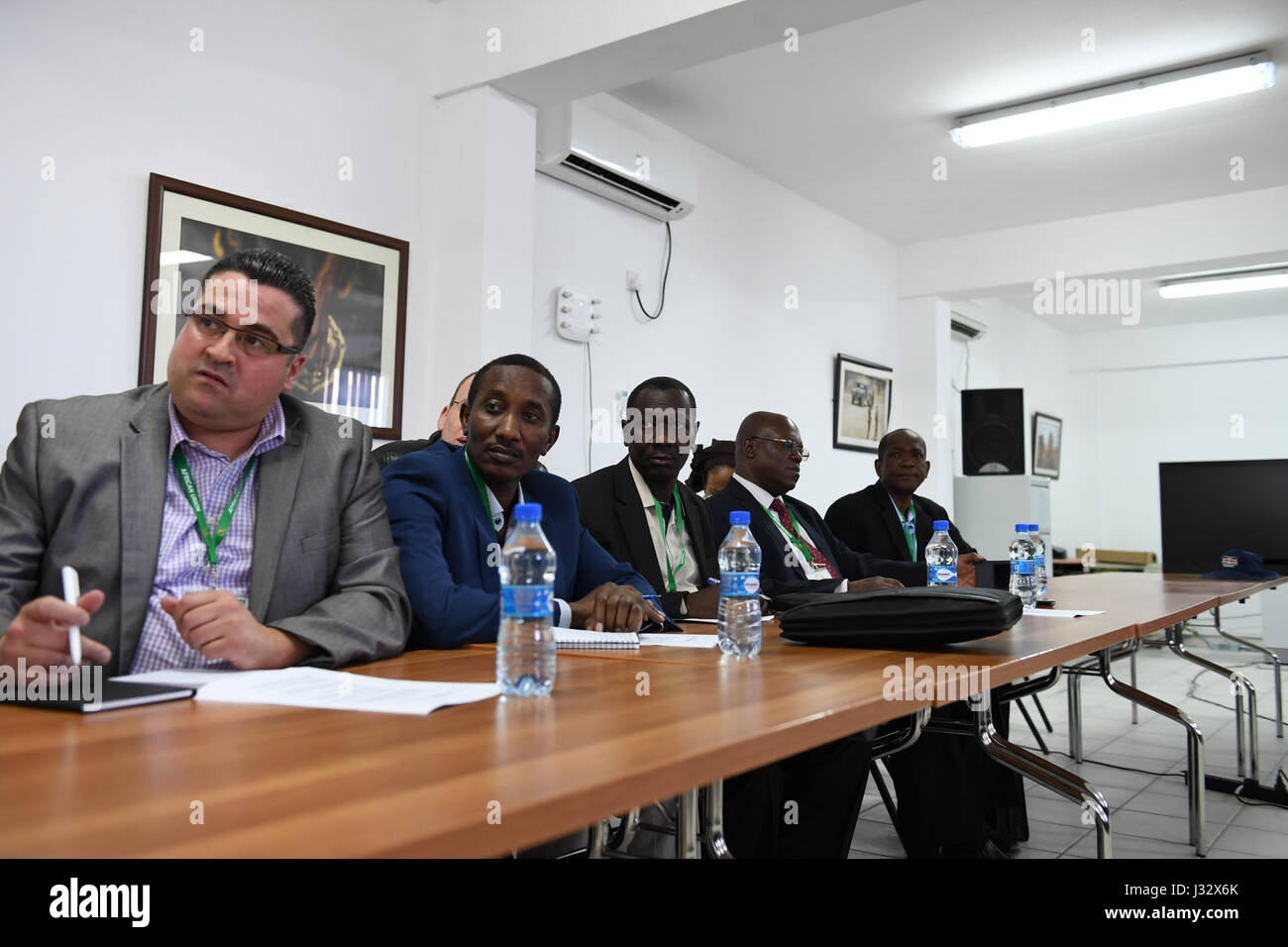 Ein Abschnitt der AU-Delegation, angeführt vom Vorsitzenden der Afrikanischen Union Friedens- und Sicherheitsrat, Botschafter Ndumiso Ntshinga, besuchen eine Sicherheitseinweisung bei der Ankunft zu einem dreitägigen Arbeitsbesuch nach Somalia am 23. März 2017. AMISOM Foto/Omar Abdisalan Stockfoto