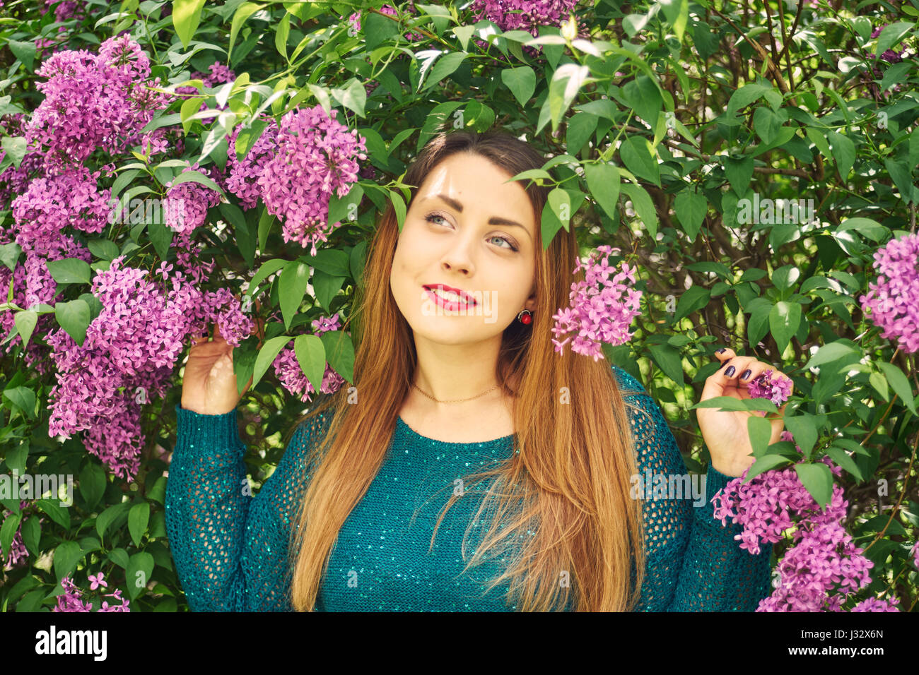 Ein Frauenporträt mit Frühling Blüte lila Stockfoto
