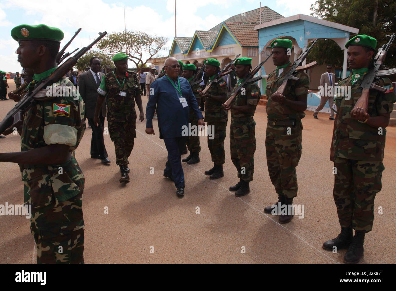 Der Vorsitzende der Afrikanischen Union Friedens- und Sicherheitsrat, Botschafter Ndumiso Ntshinga, inspiziert die Ehrenwache am Flughafen von Kismayo, vor einem Treffen mit der Jubbaland Staatspräsident Ahmed Mohamed Islam Madobe in Kismaayo, Somalia, am 12. Februar 2017. AMISOM Foto / Barut Mohamed Stockfoto