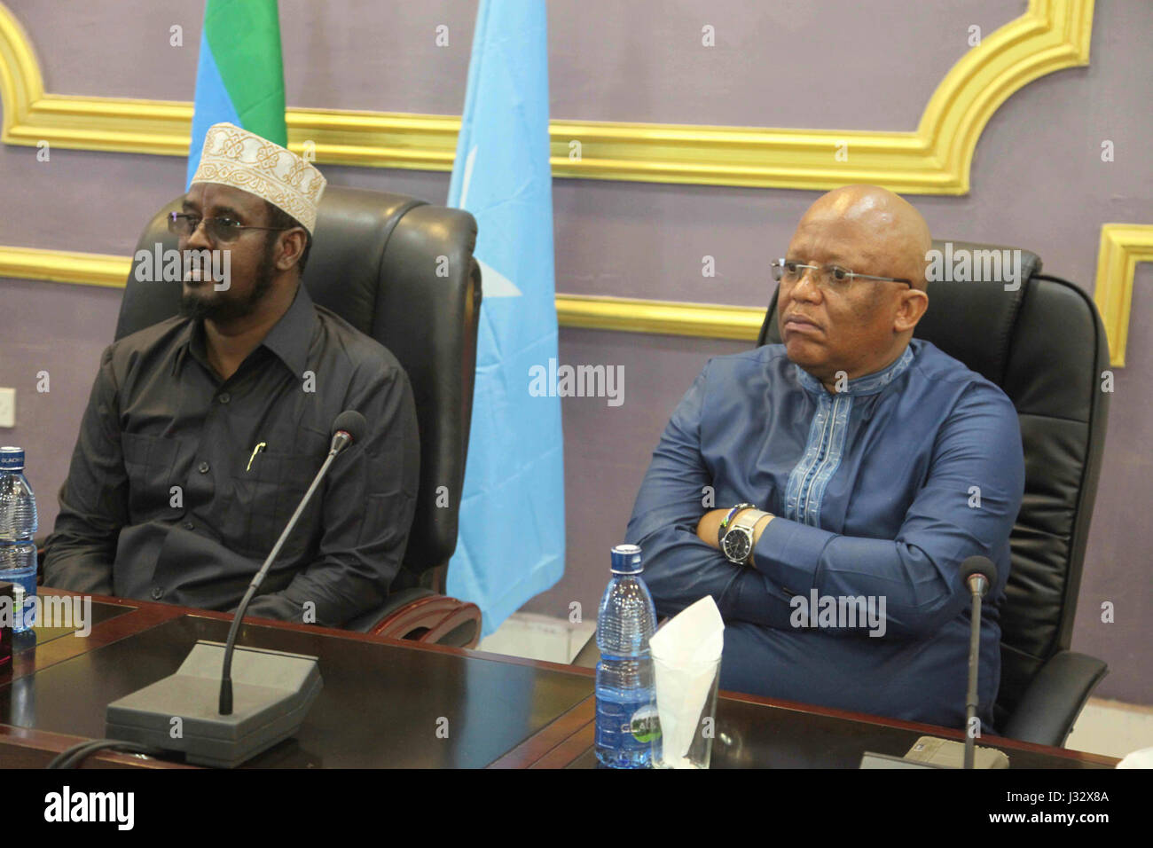 AU-Friedens und Sicherheit Rat Vorsitzende Botschafter Ndumiso Ntshinga (rechts), trifft sich mit der Jubbaland Staatspräsident Ahmed Mohamed Islam Madobe in Kismaayo, Somalia, am 25. März 2017. AMISOM Foto / Ramadan Mohamed Stockfoto