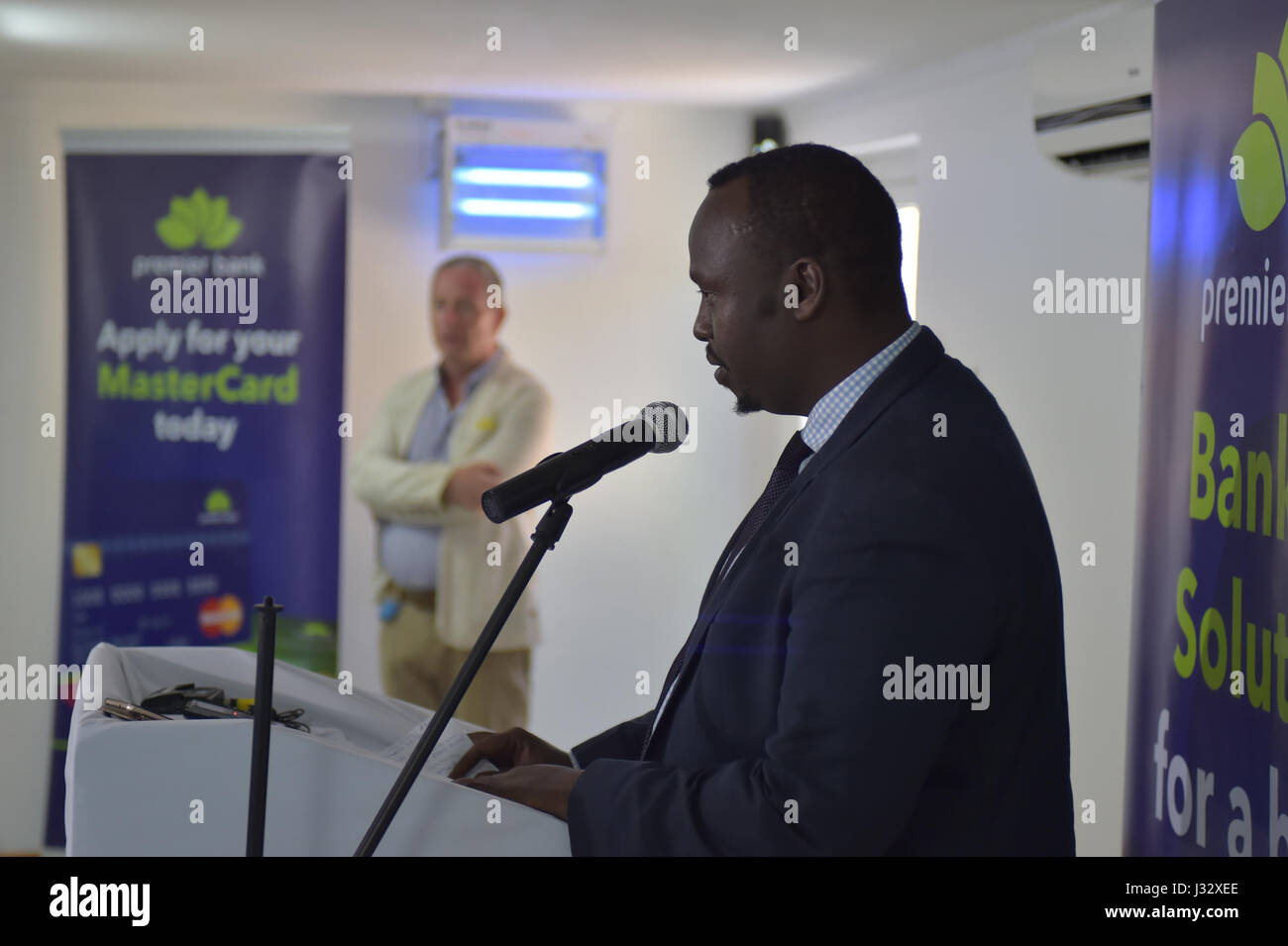 Minister für Arbeit und Soziales, Sala Jama, spricht bei der Eröffnung einer neuen Niederlassung bei der Komplex in Mogadischu, Somalia, SKA am 21. März 2017. AMISOM Foto Stockfoto