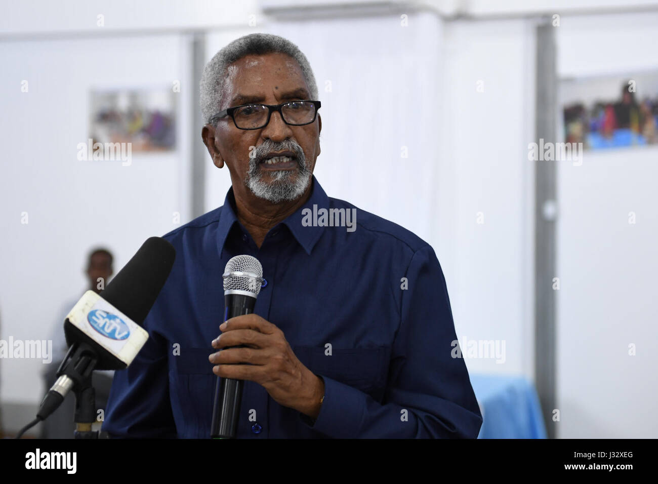 Der Sprecher des Oberhauses Abdi Hashi Abdullahi spricht bei der Eröffnung der ersten jährlichen somalischen Frauen Parlamentarier Konferenz in Mogadischu am 24. April 2017. AMISOM Foto / Ilyas Ahmed Stockfoto