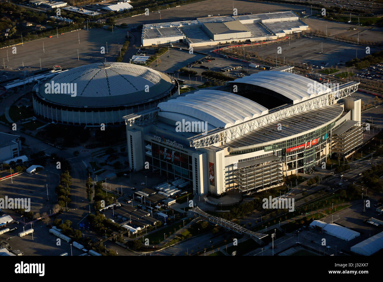 Das Bild zeigt das NRG Stadium in Houston, Texas, während eines Überflugs mit einem A-Star-Hubschrauber des US-Zoll- und Grenzschutzes. Die Veranstaltung markiert die Vorbereitungen für die Sicherheit während des Super Bowl 51-Spiels im Januar 2017. Stockfoto