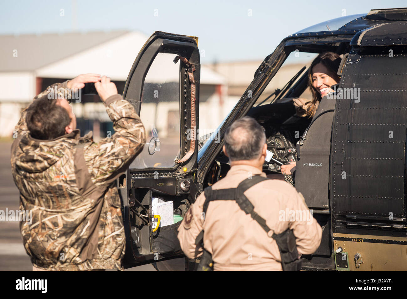 Air Interdiction Agenten US-Zoll und Grenzschutz, Luft und Marine Operations, führen ein Presse-Event und Black Hawk Überführung von NRG-Stadion im Vorfeld Super Bowl LI 31. Januar 2017. U.S. Customs and Border Protection Foto von Ozzy Trevino Stockfoto