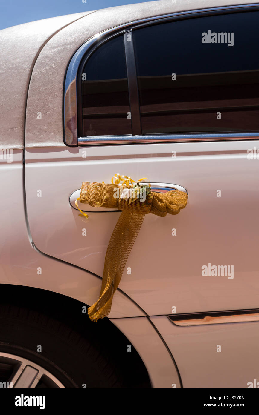 Weiße Lincoln Limousine Auto dekoriert für eine Hochzeitsfeier Stockfoto