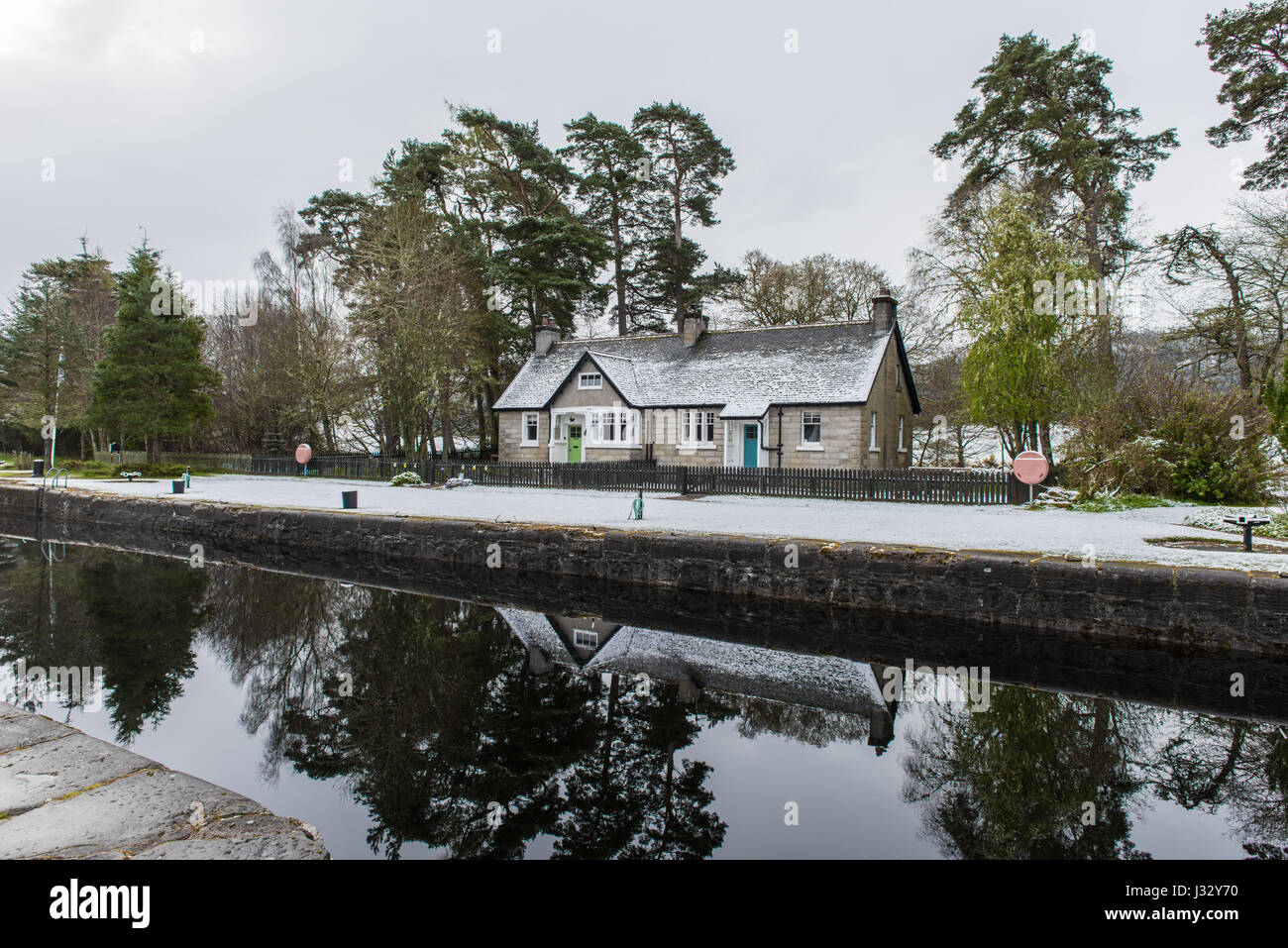 Kytra lock Cottages in Schnee, Caledonian Canal, Highlands, Schottland, UK. Stockfoto
