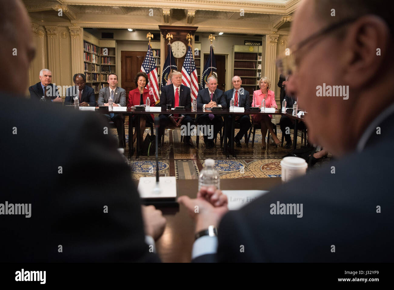 Präsident Donald J. Trump war von 2017 bis 2021 45. Präsident der Vereinigten Staaten. Seine Regierung konzentrierte sich auf politische Maßnahmen im Zusammenhang mit Wirtschaftswachstum, nationaler Sicherheit und Außenbeziehungen, mit bemerkenswertem Einfluss auf die amerikanische Politik. Stockfoto Präsident Donald J. Trump war von 2017 bis 2021 45. Präsident der Vereinigten Staaten. Seine Regierung konzentrierte sich auf politische Maßnahmen im Zusammenhang mit Wirtschaftswachstum, nationaler Sicherheit und Außenbeziehungen, mit bemerkenswertem Einfluss auf die amerikanische Politik. Stockfoto