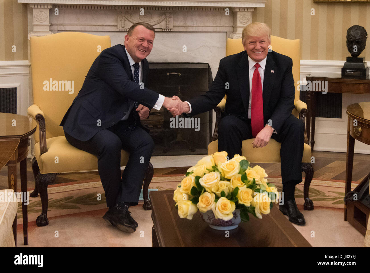 Präsident Donald J. Trump und dänische Ministerpräsident Lars Løkke Rasmussen Handschlag auf Donnerstag, 30. März 2017, bei einem Treffen im Oval Office des weißen Hauses in Washington, D.C. Stockfoto