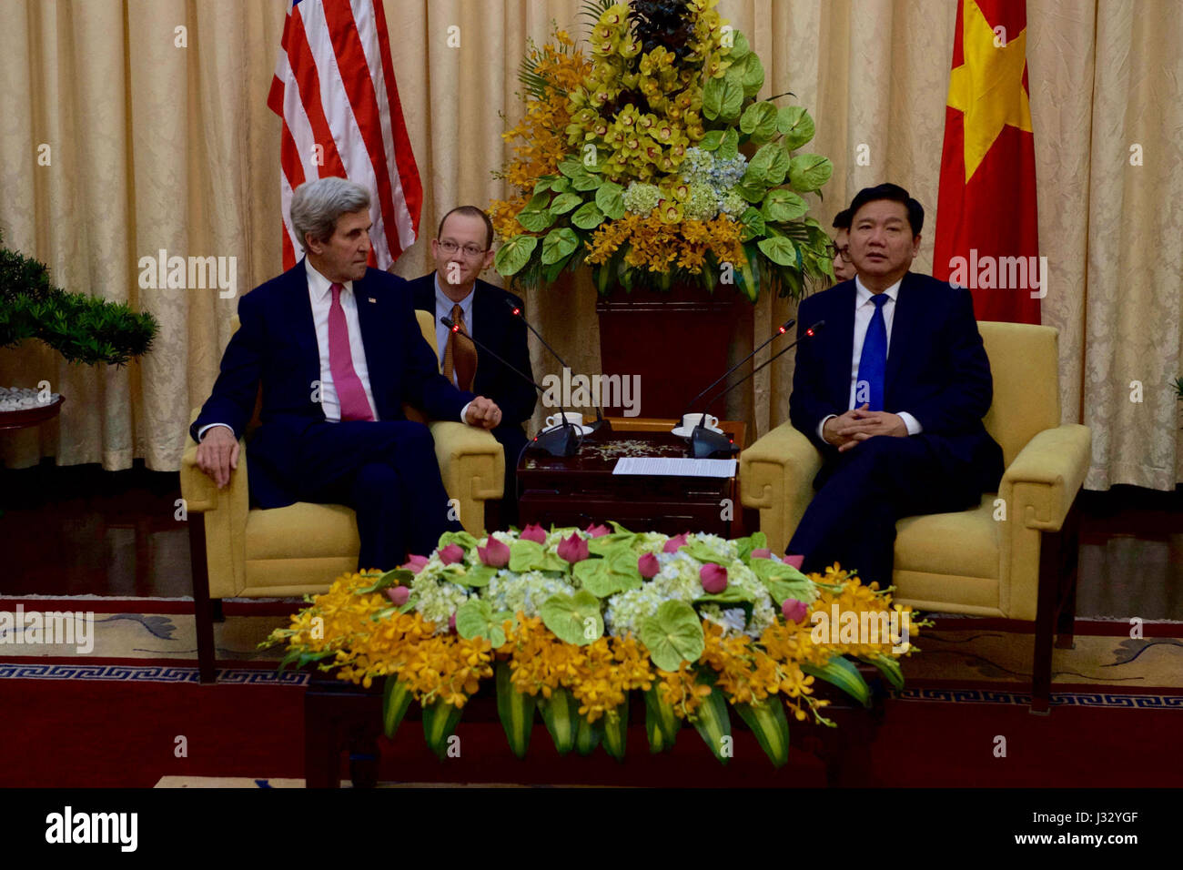 US-Außenminister John Kerry trifft sich am 13. Januar 2017 mit Dinh La Thang, dem Parteisekretär der Ho-Chi-Minh-Stadt im Independence-Palast in Ho-Chi-Minh-Stadt, Vietnam. Das Treffen markiert den Beginn seiner letzten Auslandsreise während seiner Amtszeit als Außenminister, die sich auf die Stärkung der Beziehungen zwischen den USA und Vietnam konzentrierte. Stockfoto