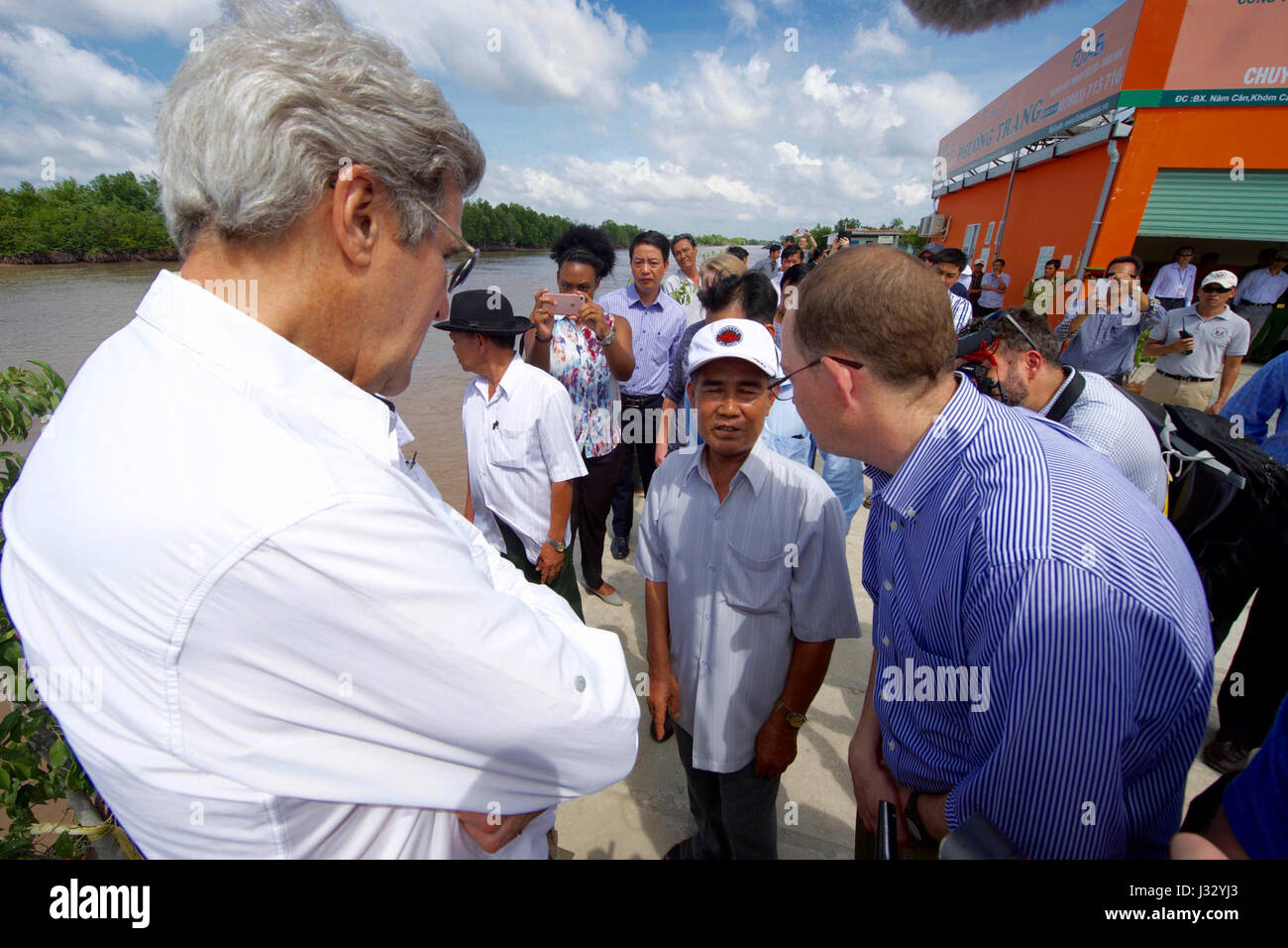 US-Außenminister John Kerry trifft sich mit Vo Ban Tam in Nam Can, Vietnam, wo sie vergangene Konflikte, Kriegsaussöhnung und Bemühungen zur Reduzierung von Umweltschäden diskutieren. Stockfoto