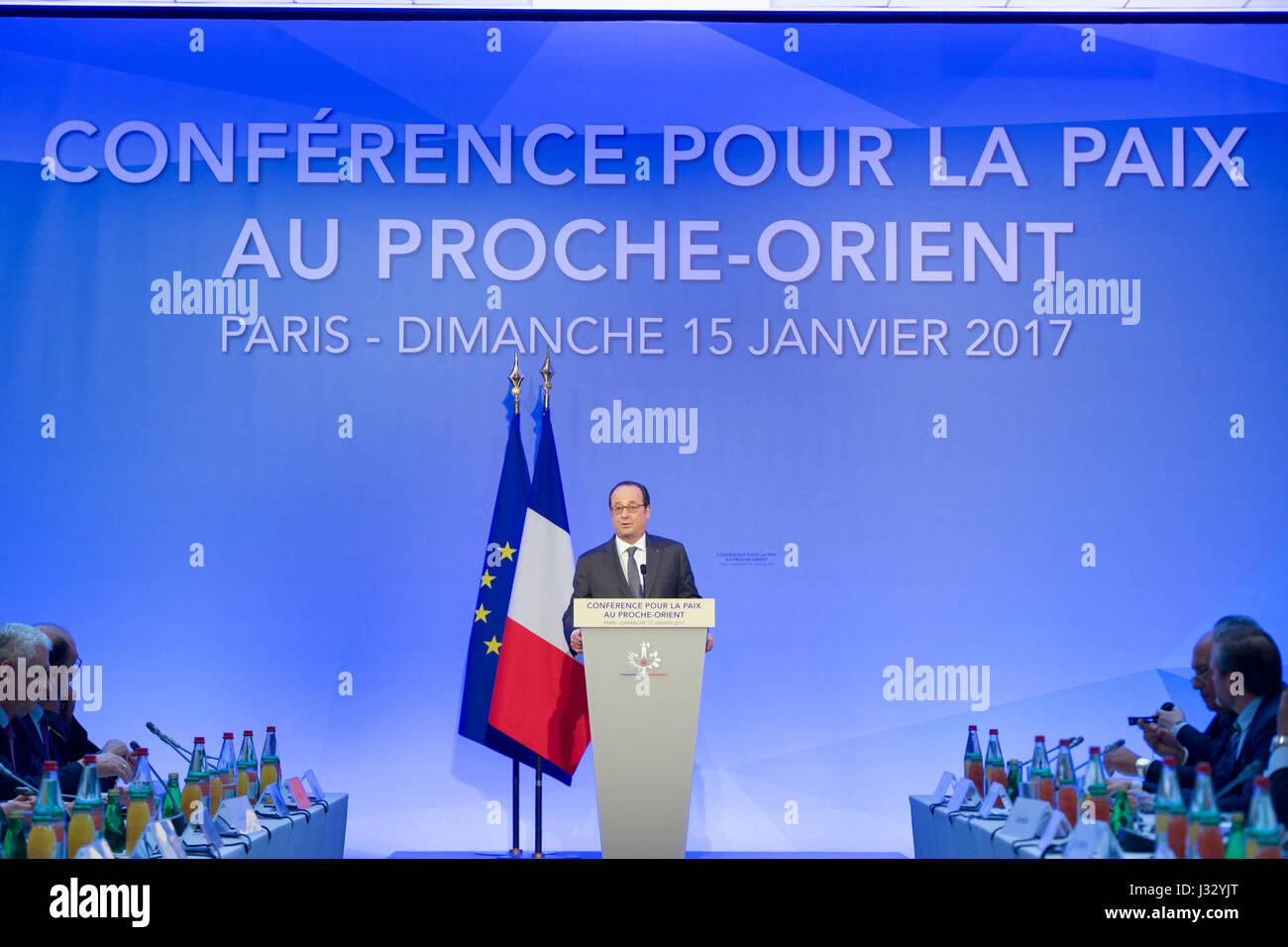 Der französische Präsident Francois Hollande hält am 15. Januar 2017 eine Rede im Konferenzzentrum des Außenministeriums in Paris, während der Eröffnung einer von Frankreich veranstalteten Konferenz zum Frieden im Nahen Osten. US-Außenminister John Kerry nahm ebenfalls an der Veranstaltung Teil und betonte die internationale Zusammenarbeit für den Frieden in der Region. Stockfoto