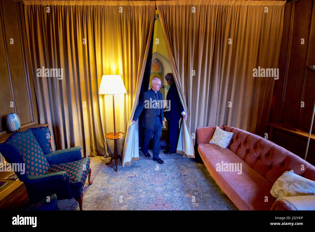 US-Außenminister John Kerry und Erzbischof von Canterbury Justin Welby stehen außen Lambeth Palace in London, Großbritannien, 16. Januar 2017, nachdem sie ein privates Treffen Welt Aussöhnungsbemühungen Reden gehalten. Stockfoto