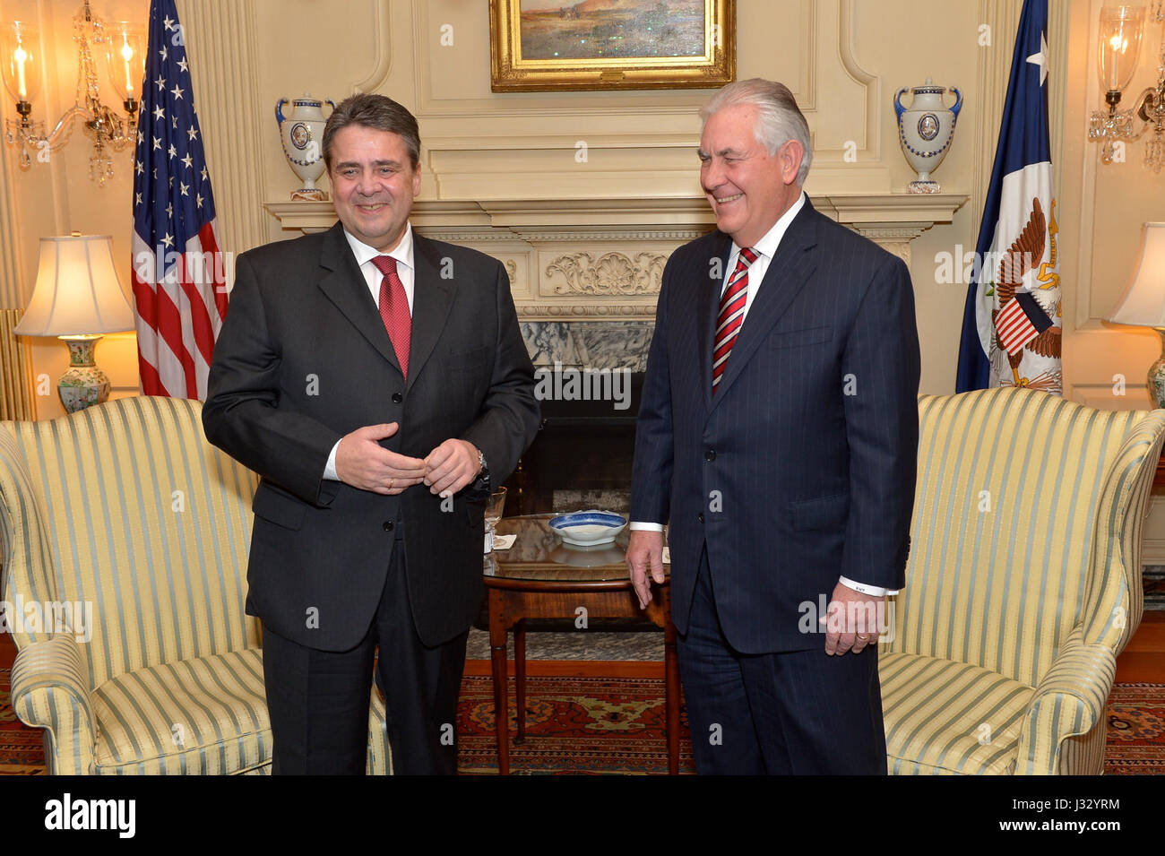 Dieses Bild fängt einen Moment der Leichtigkeit zwischen US-Außenminister Rex Tillerson und dem deutschen Außenminister Sigmar Gabriel vor ihrem offiziellen bilateralen Treffen in Washington, D.C. am 2. Februar 2017 ein. Dieser Moment spiegelt die Herzlichkeit zwischen den beiden Führern wider, bevor wir über internationale Beziehungen und diplomatische Angelegenheiten sprechen. Stockfoto