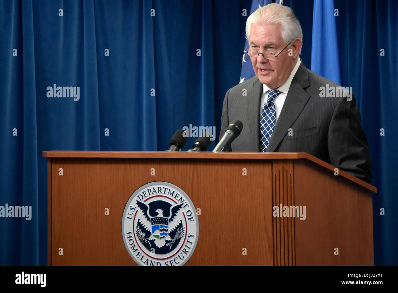 US-Außenminister Rex Tillerson, zusammen mit Staatsanwalt Jeff Sessions und dem Heimatschutzminister John Kelly, spricht am 6. März 2017 in Washington, D.C. vor der Presse über den Executive Order von Präsident Trump, der die USA vor ausländischen Terrorbedrohungen schützen soll. Stockfoto