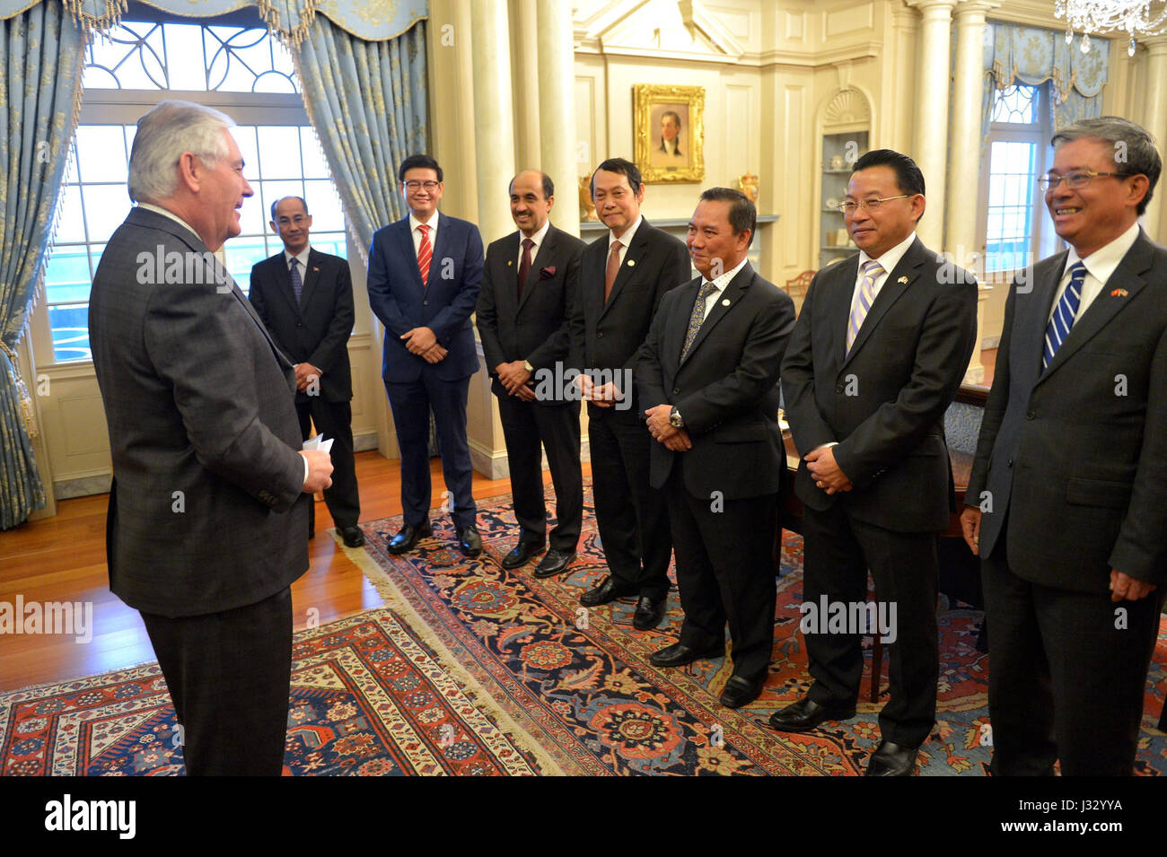 US Secretary Of State Rex Tillerson grüßt Botschafter in die Vereinigten Staaten der ASEAN-Mitgliedstaaten vor ihrem Treffen im US-Außenministerium in Washington, D.C., am 10. März 2017. Stockfoto