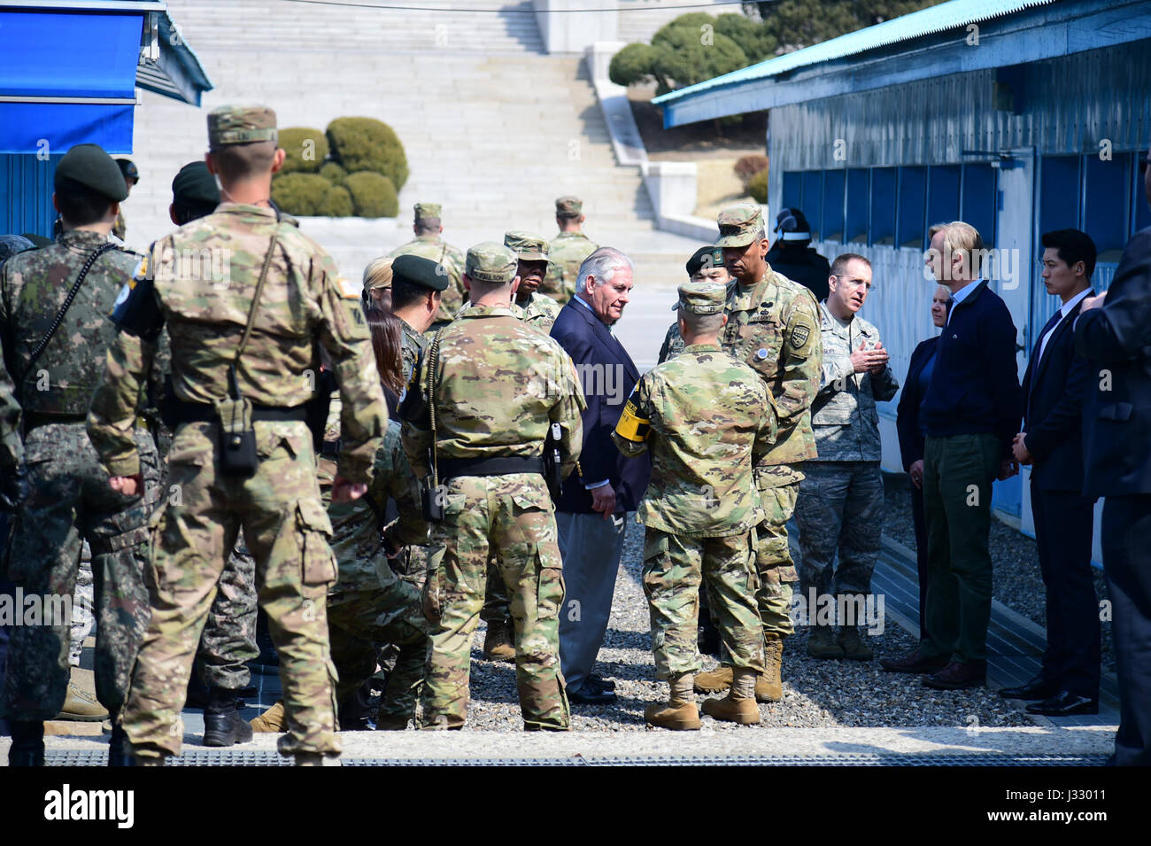 US Secretary Of State Rex Tillerson ist vom US-Soldaten vor gemeinsamen Security Area (JSA) der Koreanische Demilitarized Zone (DMZ) in Panmunjon, Südkorea, am 17. März 2017 unterrichtet. Stockfoto