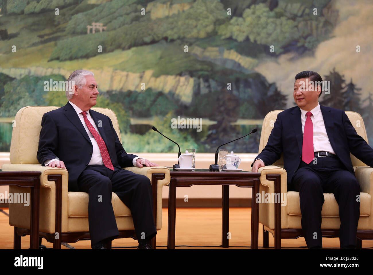 Am 19. März 2017 traf sich der US-Außenminister Rex Tillerson mit dem chinesischen Präsidenten Xi Jinping in Peking. Das Treffen konzentrierte sich auf die Beziehungen zwischen den USA und China, die globale Sicherheit und wirtschaftliche Angelegenheiten zwischen den beiden Nationen. Stockfoto
