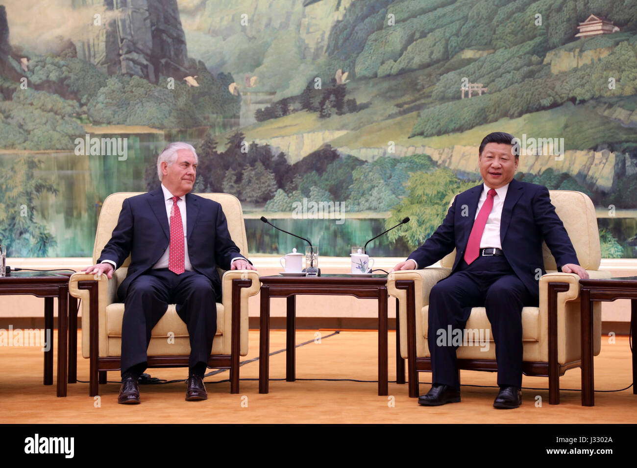 Am 19. März 2017 traf sich der US-Außenminister Rex Tillerson mit dem chinesischen Präsidenten Xi Jinping in Peking, um bilaterale Beziehungen, Handelsfragen und die globale Zusammenarbeit zwischen den beiden Ländern zu erörtern. Stockfoto