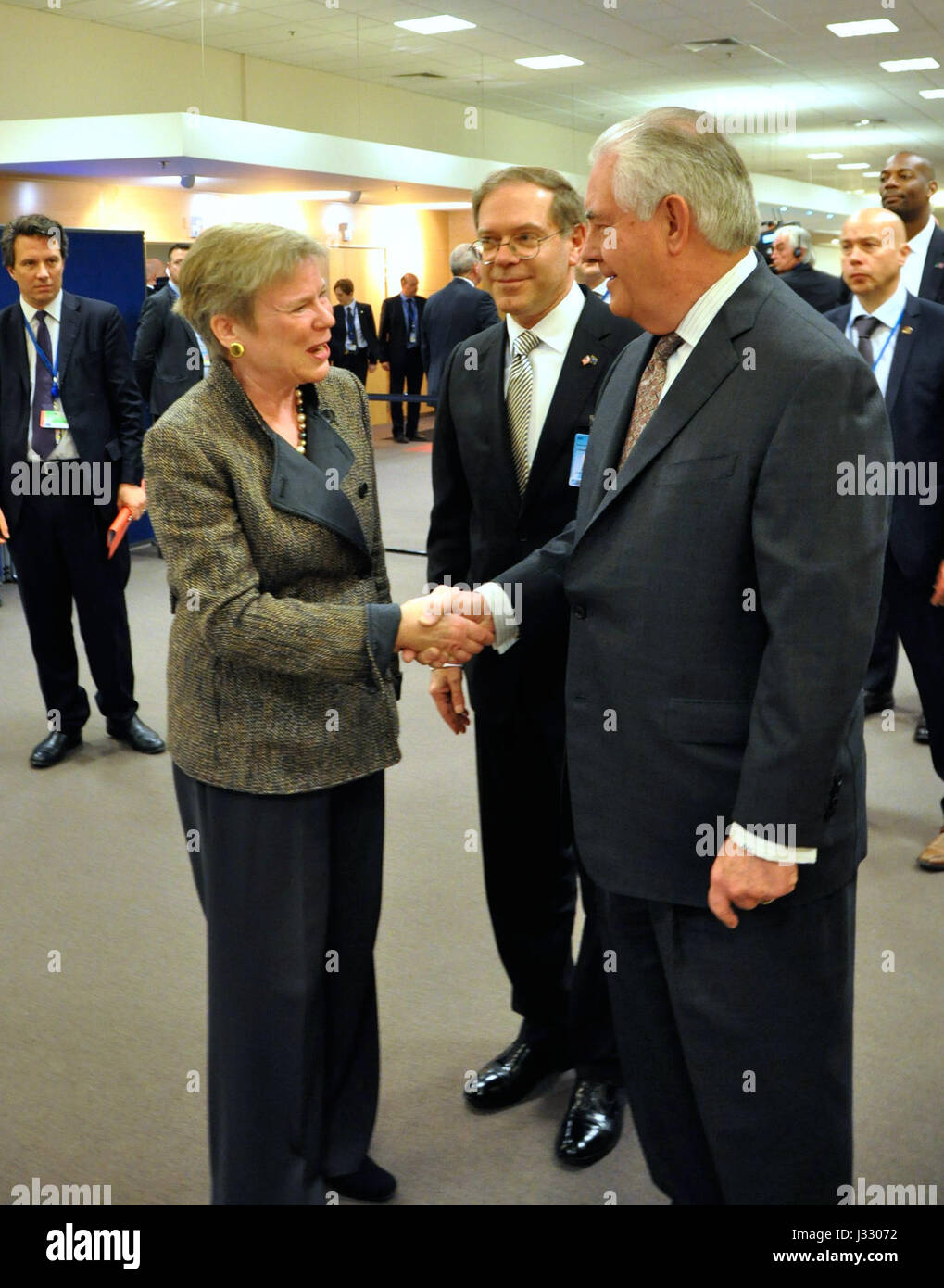 US Secretary Of State Rex Tillerson schüttelt Hände mit NATO Deputy Secretary General Rose Gottemoeller vor ausländischen Minister der NATO in Brüssel, Belgien, am 31. März 2017. Stockfoto