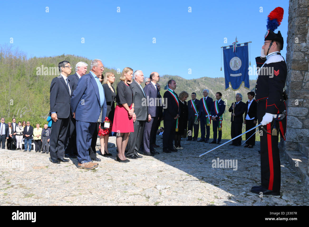 Am 10. April 2017 versammelten sich der US-Außenminister Rex Tillerson und andere Würdenträger an der Gedenkstätte des Massakers Sant’Anna di Stazzema in Lucca, Italien, für einen Moment des Schweigens, um die Opfer des Massakers zu ehren, das während des Zweiten Weltkriegs stattfand Stockfoto