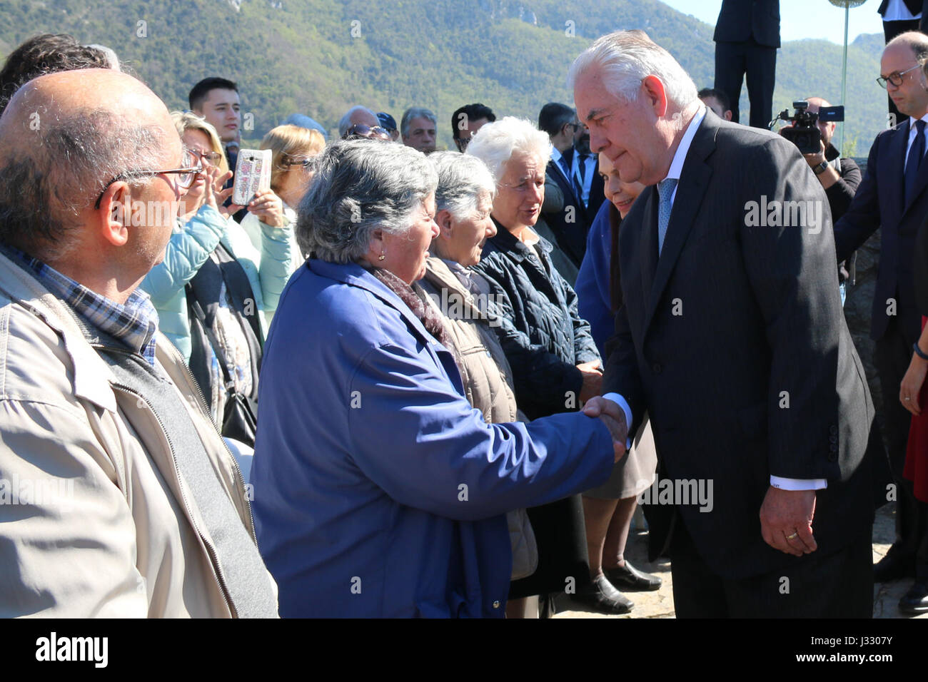Der US-Außenminister Rex Tillerson besuchte am 10. April 2017 das Sant’Anna di Stazzema-Massaker-Denkmal in Lucca, Italien, um die Überlebenden und Familien zu ehren, die von dem tragischen Massaker während des Zweiten Weltkriegs betroffen waren Stockfoto
