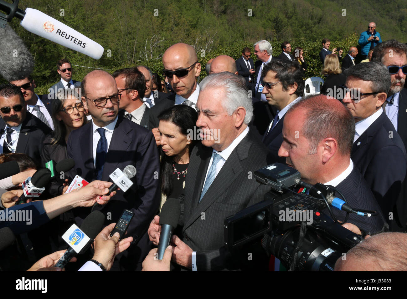 US Secretary Of State Rex Tillerson richtet Reporter in der Sant'Anna di Stazzema Blutbad-Gedenkstätte in Lucca, Italien, am 10. April 2017. Stockfoto