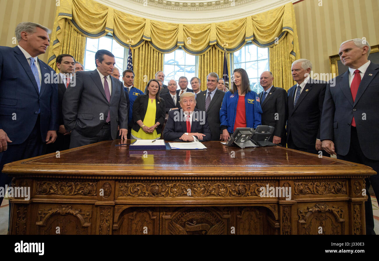 Präsident Donald Trump, Center, spricht bei der Unterzeichnung der NASA Übergang Authorization Act 2017, neben Mitgliedern des Senats, Kongress, und National Aeronautics and Space Administration im Oval Office des weißen Hauses in Washington, Dienstag, 21. März 2017. Von links: Rep Kevin McCarthy, R -CA, Senator Marco Rubio, R -FL, amtierende NASA-Administrator Robert Lightfoot, Senator Ted Cruz, R-Texas,, Senator Bill Nelson, D -FL, NASA-Astronaut Büro Chef Chris Cassidy, Rep Martha Roby, R -AL, Rep Lamar Smith, R-Texas, Senator Luther Strange, R -AL, Rep Robert Aderholt, R -AL, Rep Frank Lucas Stockfoto