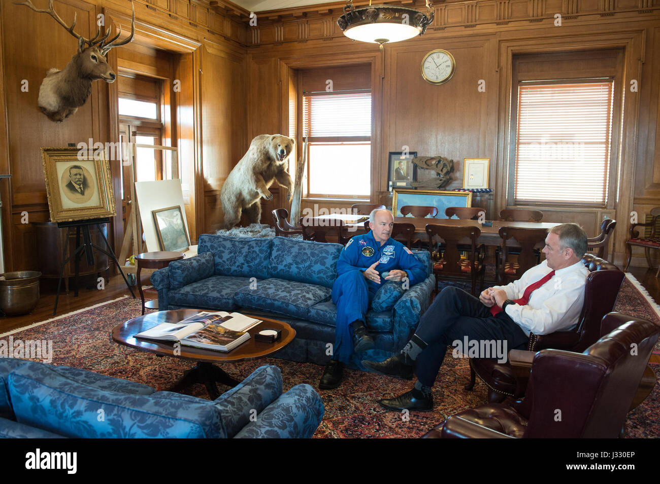 NASA Astronaut Jeff Williams, spricht mit US Secretary Of The Interior, Ryan Zinke, rechts, links, in seinem Büro Donnerstag, 23. März 2017 an das US Department des Innern in Washington. Jeff Williams auf Expeditionen 47 und 48 serviert und seiner vierten Mission abgeschlossen, als er in einer abgelegenen Gegend in der Nähe der Stadt Zhezkazgan, Kasachstan im September 2016, landete der Rekord für die meisten Tage im Raum mit insgesamt 534 Tage. Bildnachweis: (NASA/Aubrey Gemignani) Stockfoto