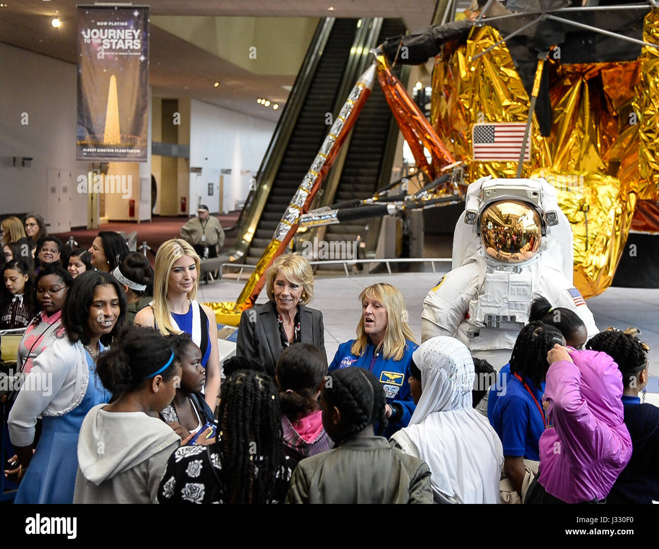 Aprille Ericsson, New Business Lead Instrument Systems und Technology Division bei der NASA Goddard Raumfahrt Center, links, Ivanka Trump, Tochter von US-Präsident Donald Trump, zweiter von links, US Secretary Of Education Betsy DeVos, zweiter von rechts, und NASA-Astronaut Kay Hire, rechts, sind mit Studenten während der feiern Frauen History Month – immer aufgeregt über Stammzellen-Veranstaltung im Smithsonian National Air and Space Museum gesehen. , Dienstag, 28. März 2017 in Washington, DC. Stockfoto