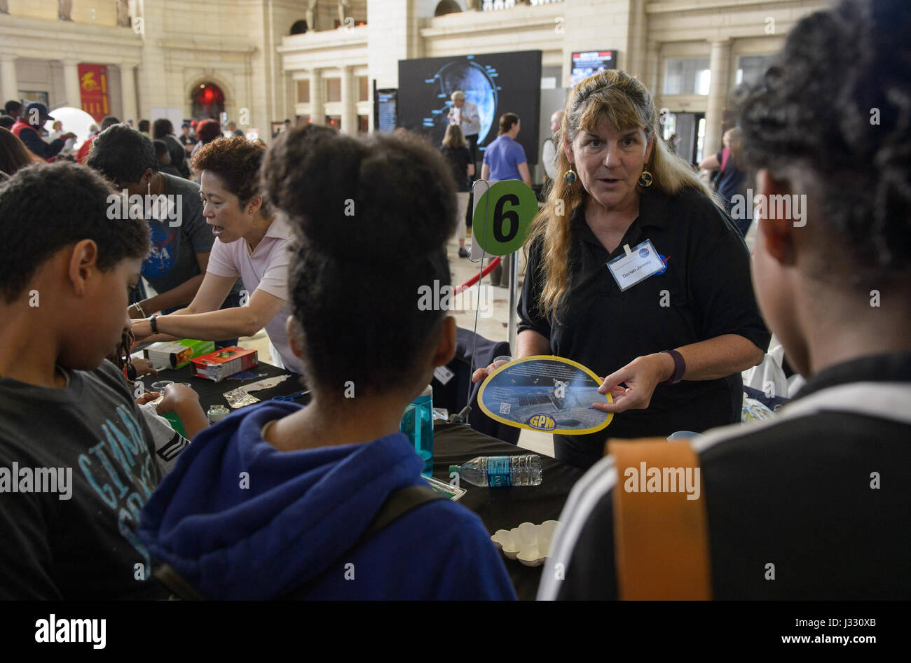 Am 20. April 2017 präsentierte die NASA eine Ausstellung auf der Union Station in Washington, D.C. im Rahmen des Earth Day Celebration. Die Besucher hatten die Möglichkeit, interaktive Ausstellungen zu erkunden, die sich mit Weltraumforschung, Wissenschaft und Umweltfragen befassen und die Beiträge der NASA zu Weltraum- und Erdwissenschaften hervorheben. Stockfoto