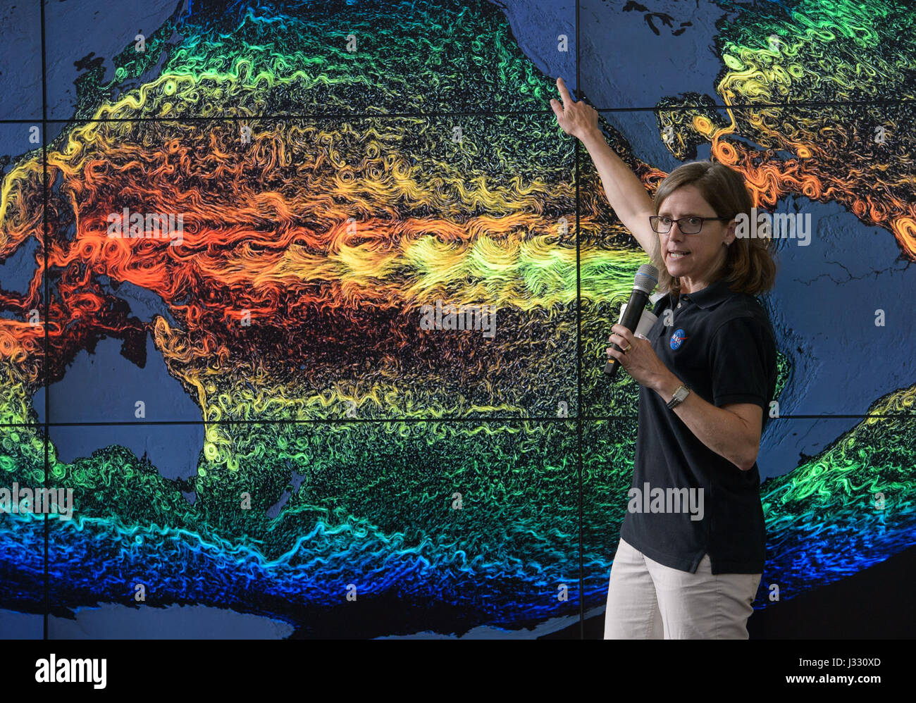 Stephanie Uz, eine Forschung Ozeanograph am NASA Goddard Raumfahrt Center spricht über das Leben im Pazifischen Ozean während der NASA Earth Day-Veranstaltung am Donnerstag, 20. April 2017 an der Union Station in Washington, D.C. Stockfoto