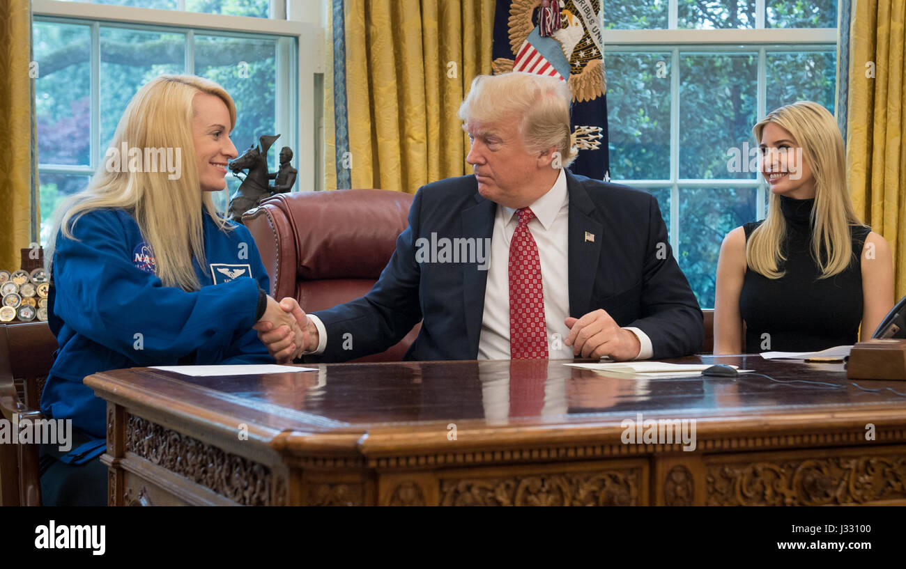 Am 24. April 2017 sprachen Präsident Donald Trump und seine erste Tochter Ivanka Trump per Videokonferenz mit den NASA-Astronauten Peggy Whitson, Jack Fischer und Kate Rubins vom Oval Office. Die Diskussion konzentrierte sich auf das Leben an Bord der Internationalen Raumstation und Whitsons Rekordzeit im Weltraum. Stockfoto